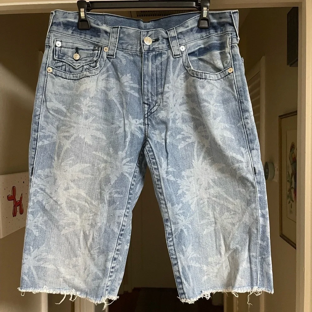 True Religion Men's Straight Flap Cut-Off Shorts-Indigo Grove EUC